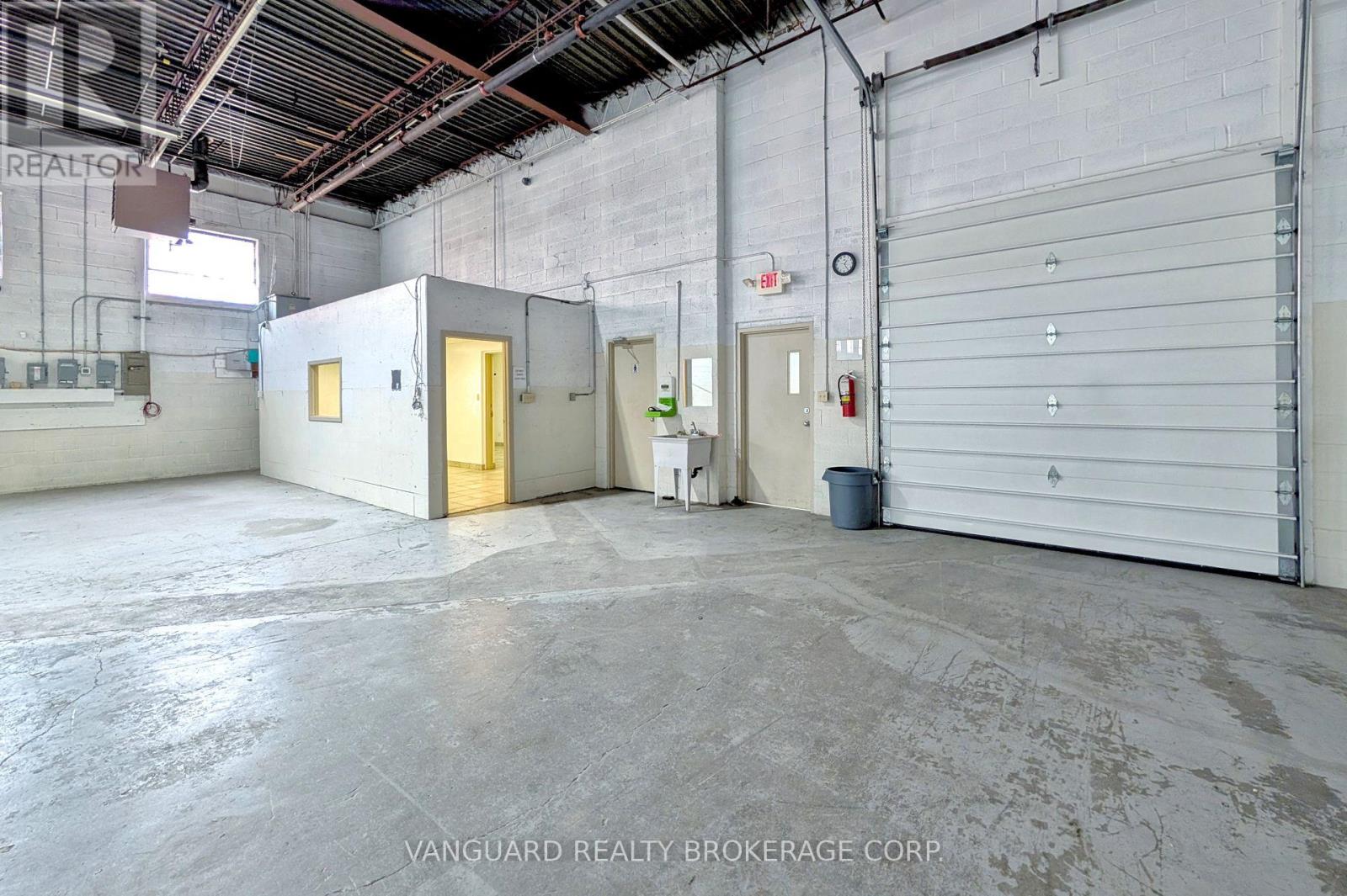850 Flint Road, Toronto (York University Heights), Ontario  M3J 2J5 - Photo 11 - W12210312