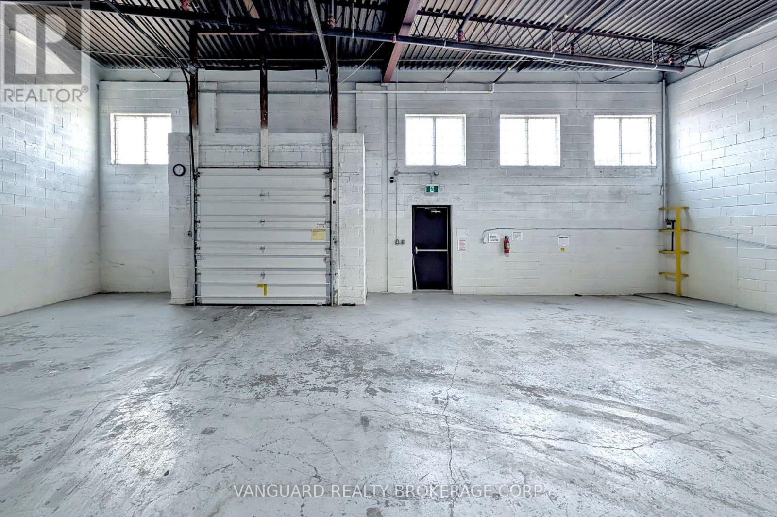 850 Flint Road, Toronto (York University Heights), Ontario  M3J 2J5 - Photo 14 - W12210312