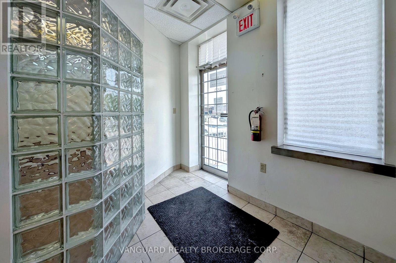 850 Flint Road, Toronto (York University Heights), Ontario  M3J 2J5 - Photo 4 - W12210312
