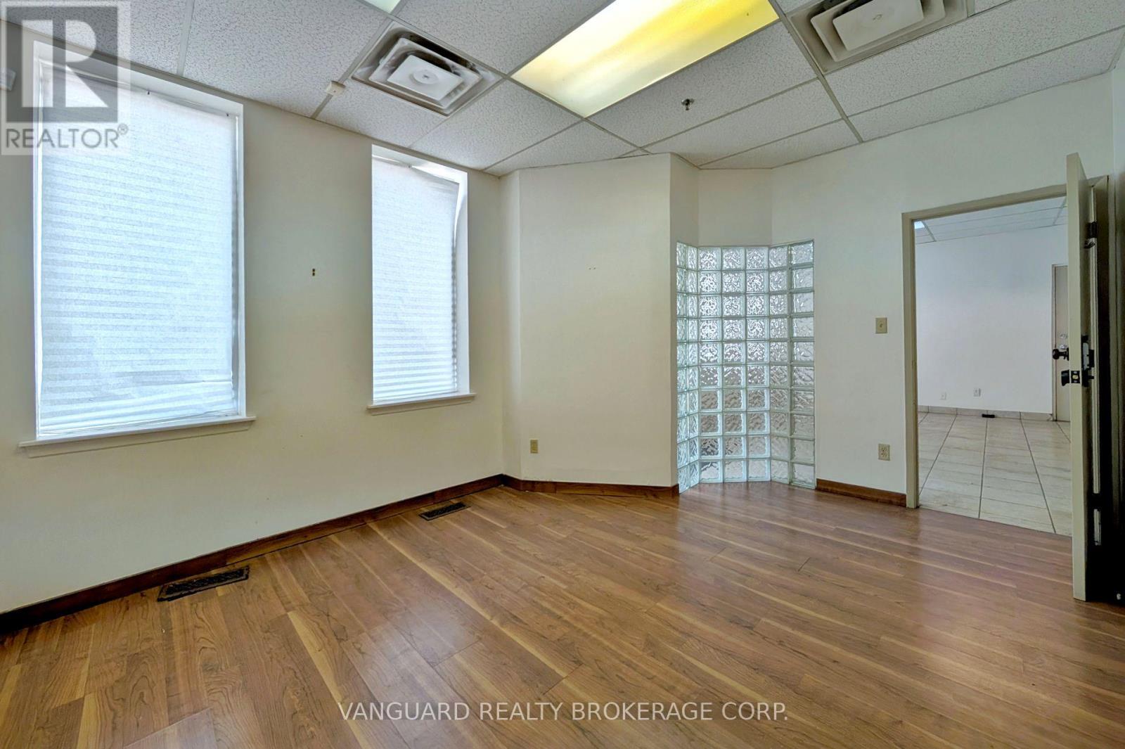 850 Flint Road, Toronto (York University Heights), Ontario  M3J 2J5 - Photo 7 - W12210312