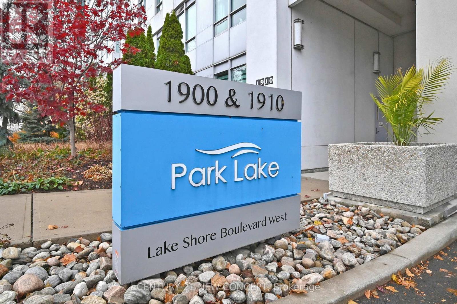 704 - 1900 Lake Shore Boulevard W, Toronto, Ontario  M6S 1A4 - Photo 2 - W12210325