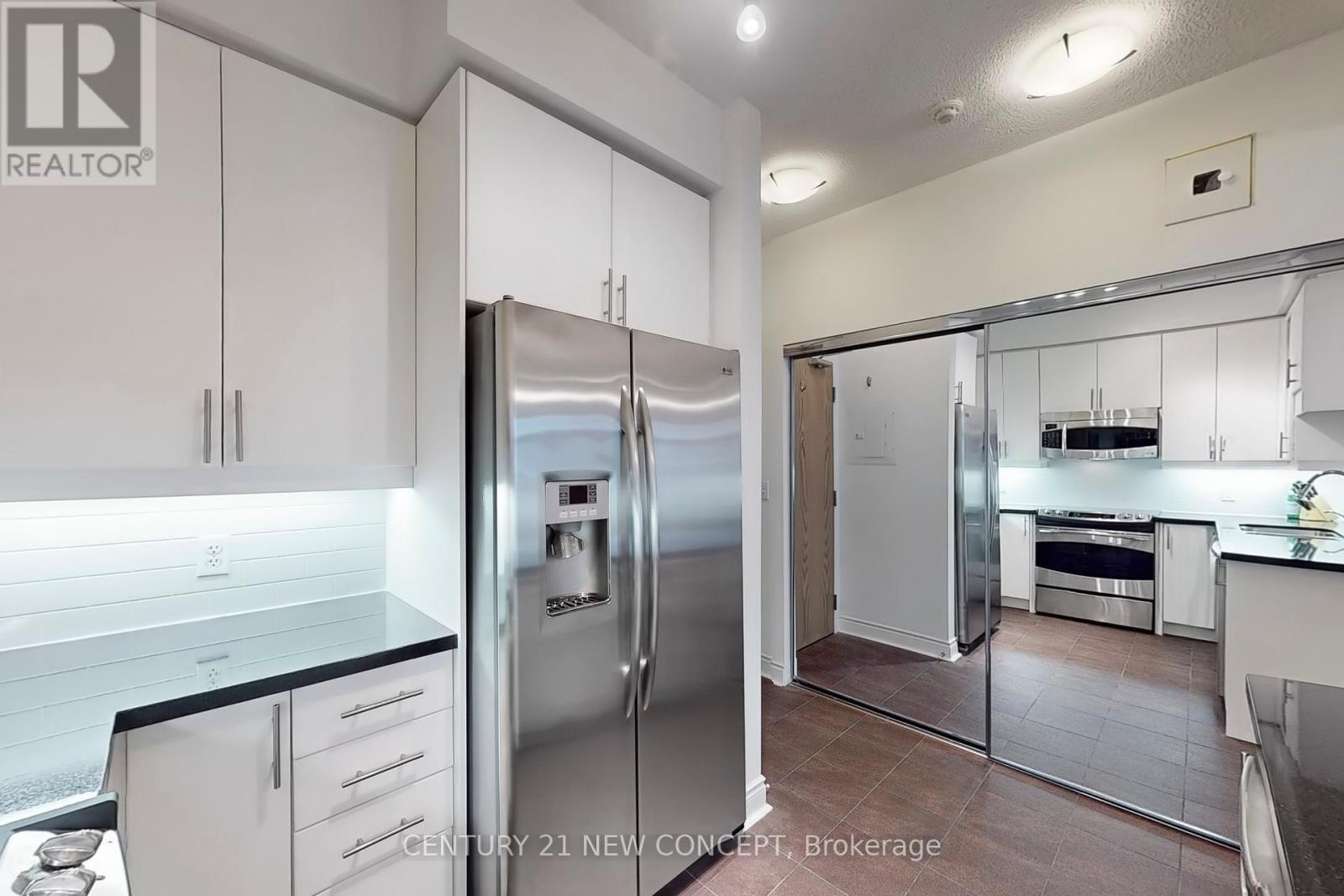 704 - 1900 Lake Shore Boulevard W, Toronto, Ontario  M6S 1A4 - Photo 24 - W12210325