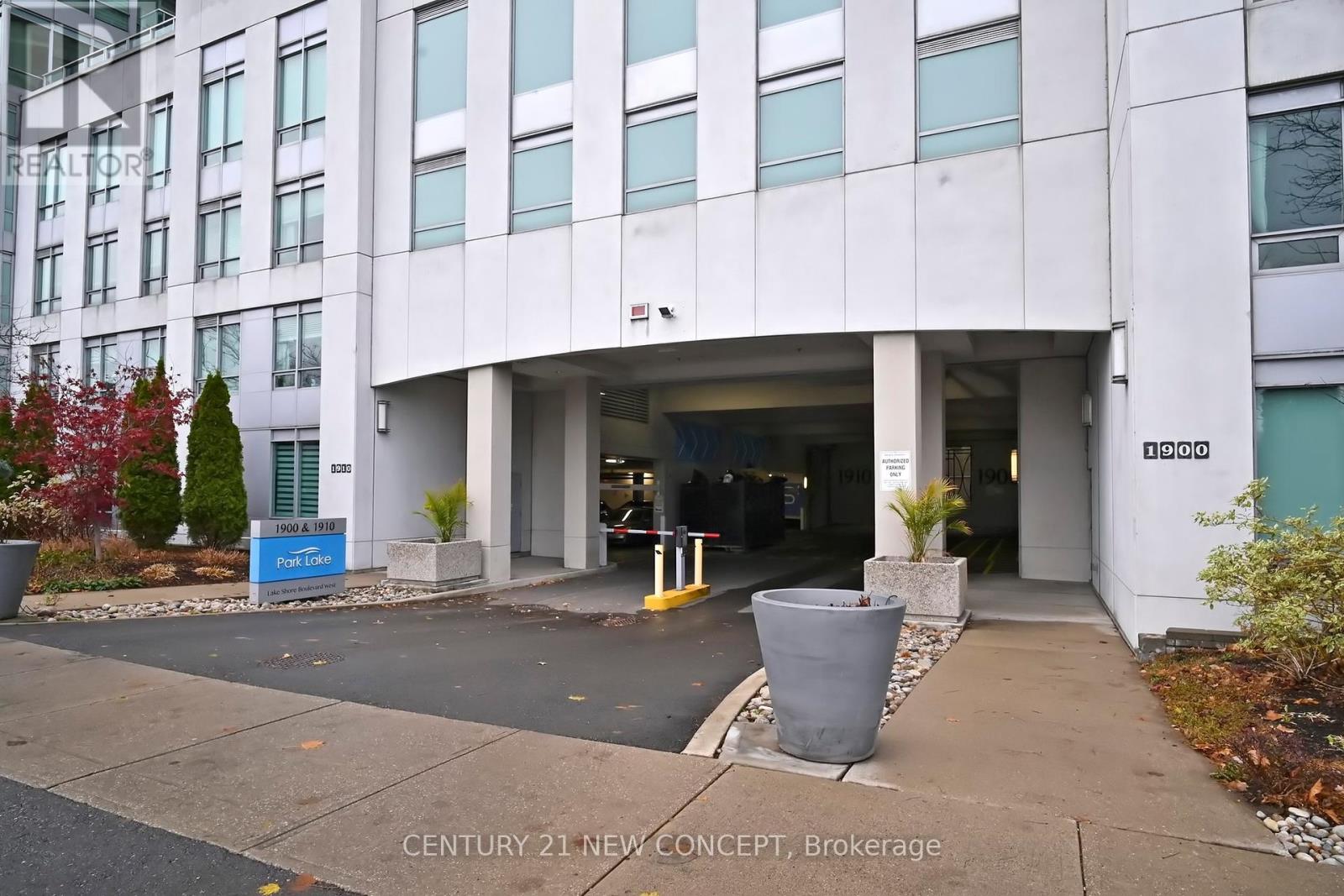 704 - 1900 Lake Shore Boulevard W, Toronto, Ontario  M6S 1A4 - Photo 3 - W12210325
