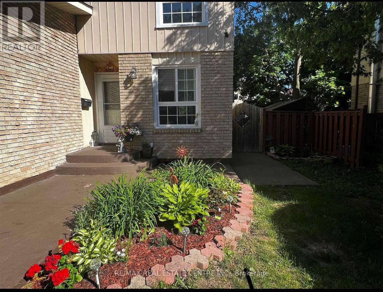 2419 Brasilia Circle, Mississauga, Ontario  L5N 2E9 - Photo 2 - W12210338