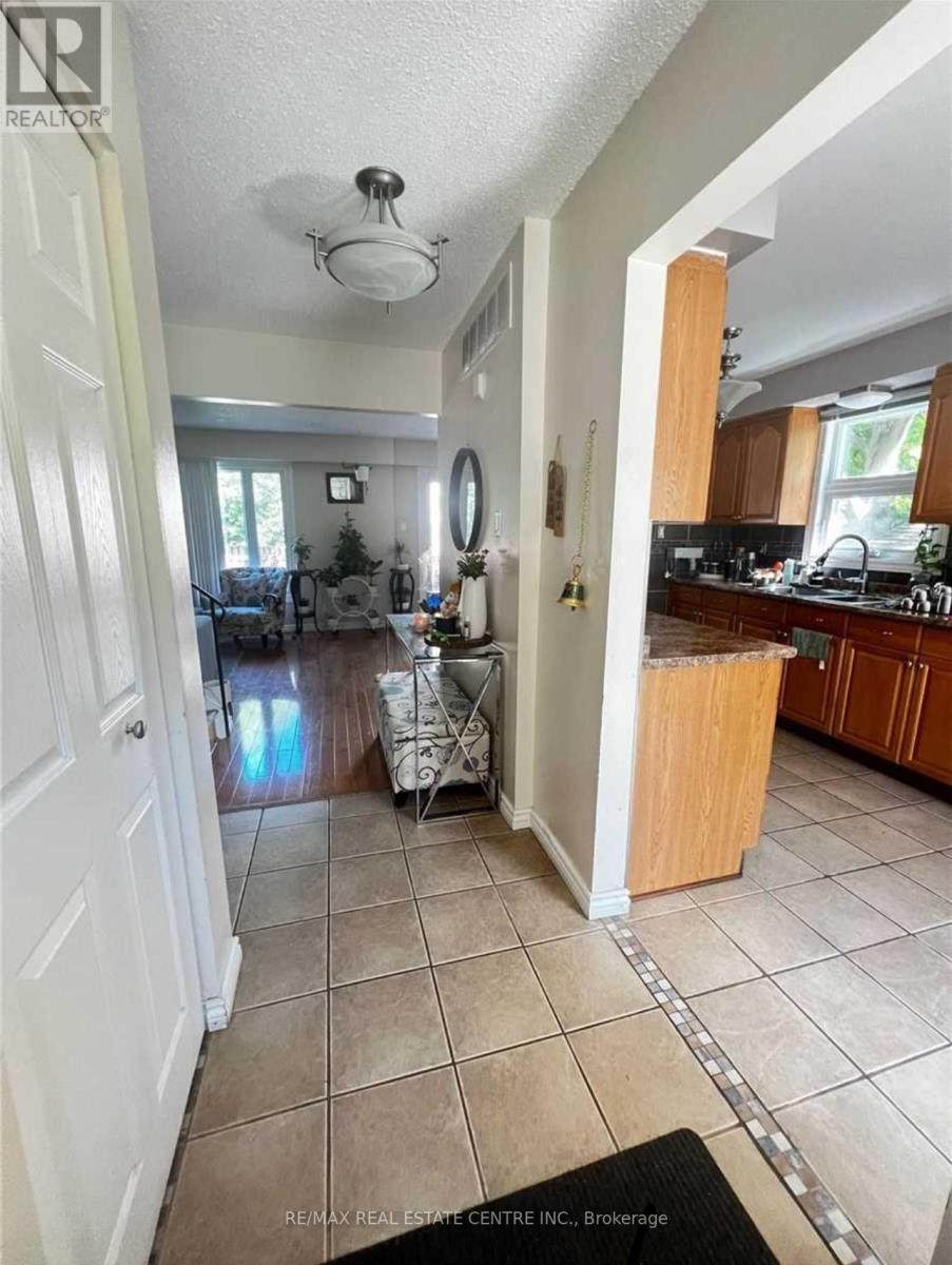 2419 Brasilia Circle, Mississauga, Ontario  L5N 2E9 - Photo 3 - W12210338