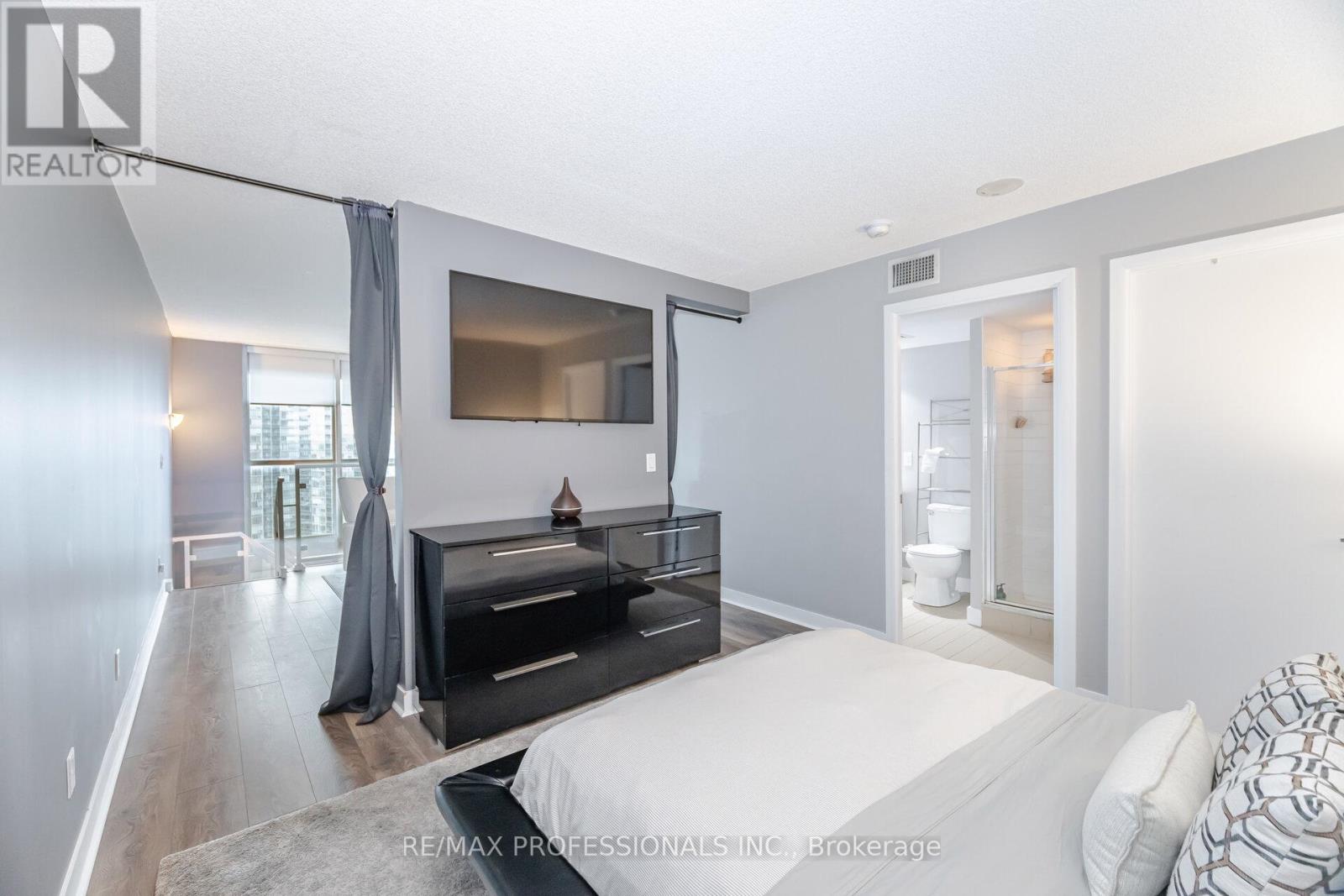 2302 - 155 Legion Road N, Toronto, Ontario  M8Y 0A7 - Photo 18 - W12210348