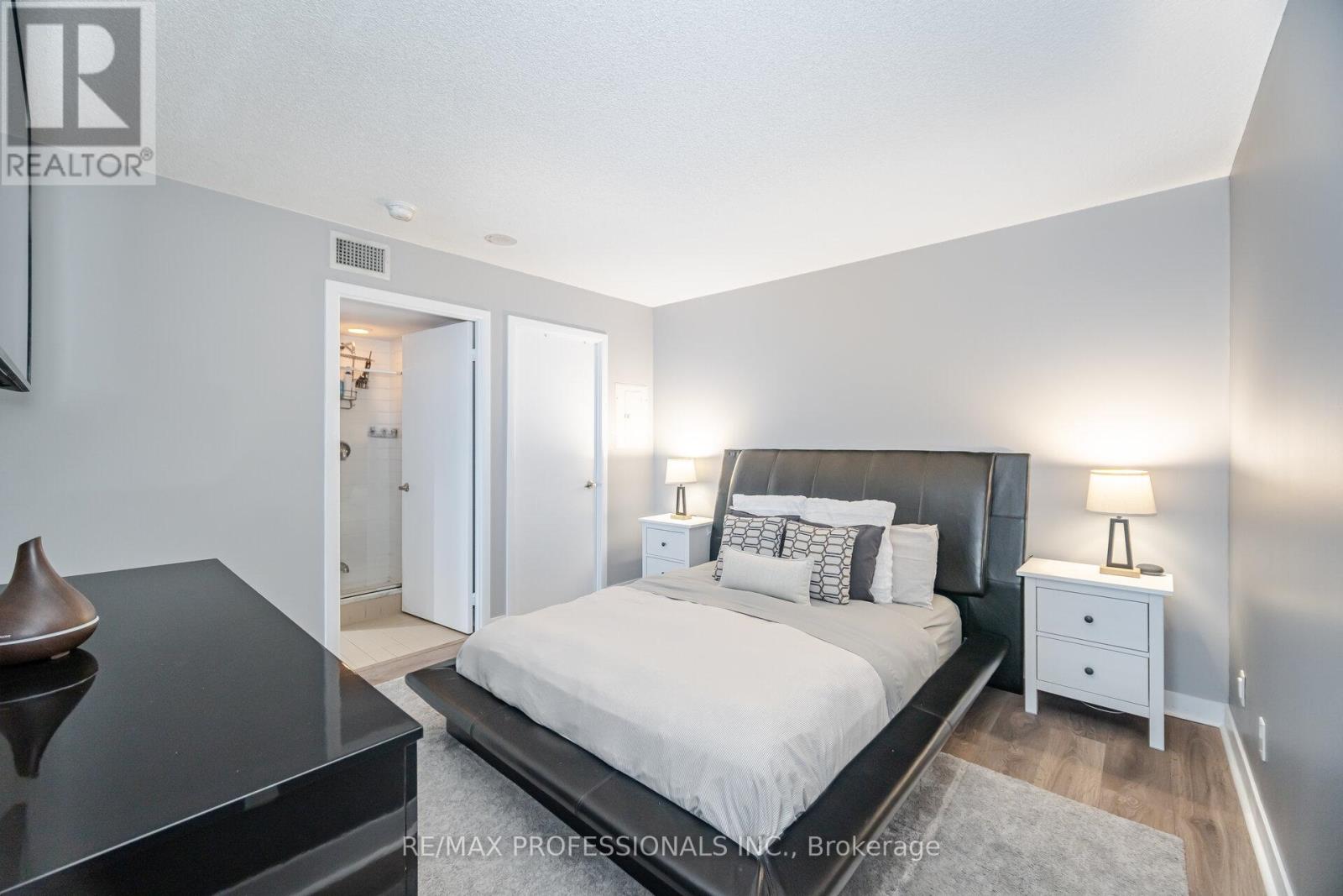 2302 - 155 Legion Road N, Toronto, Ontario  M8Y 0A7 - Photo 19 - W12210348