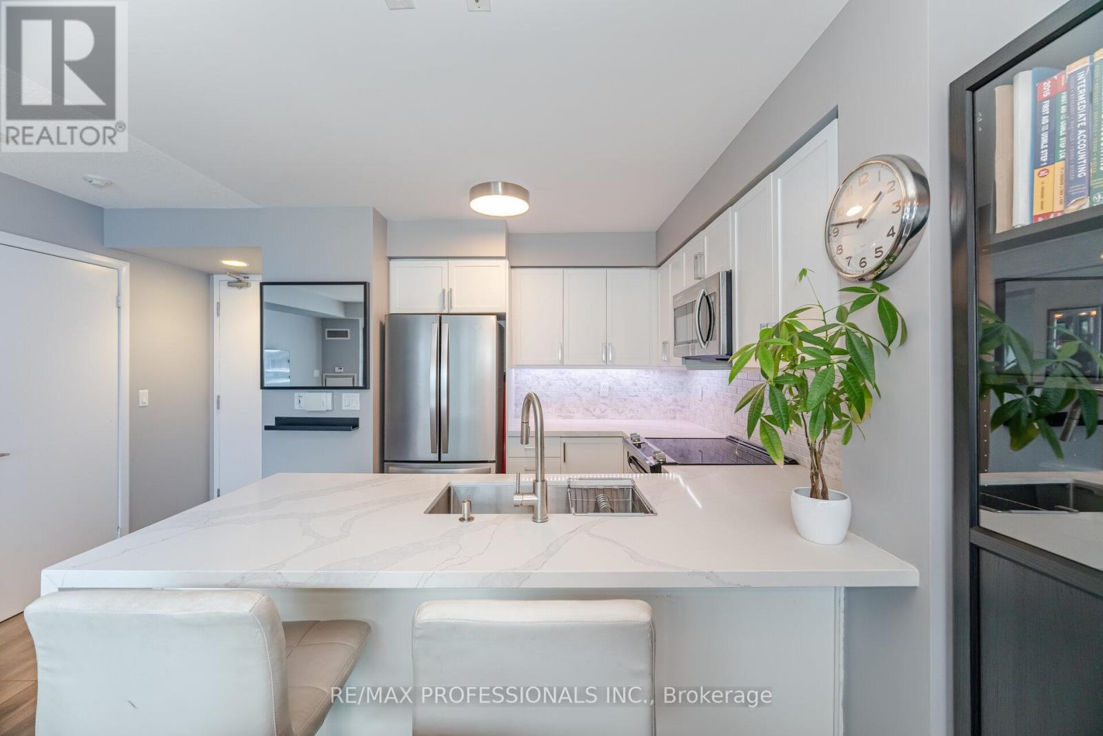 2302 - 155 Legion Road N, Toronto, Ontario  M8Y 0A7 - Photo 5 - W12210348