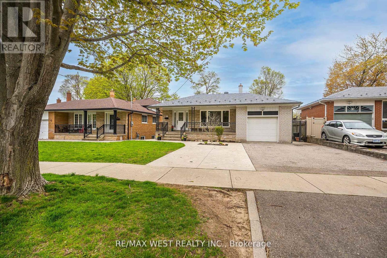 17 FOREST PATH COURT, Toronto, Ontario