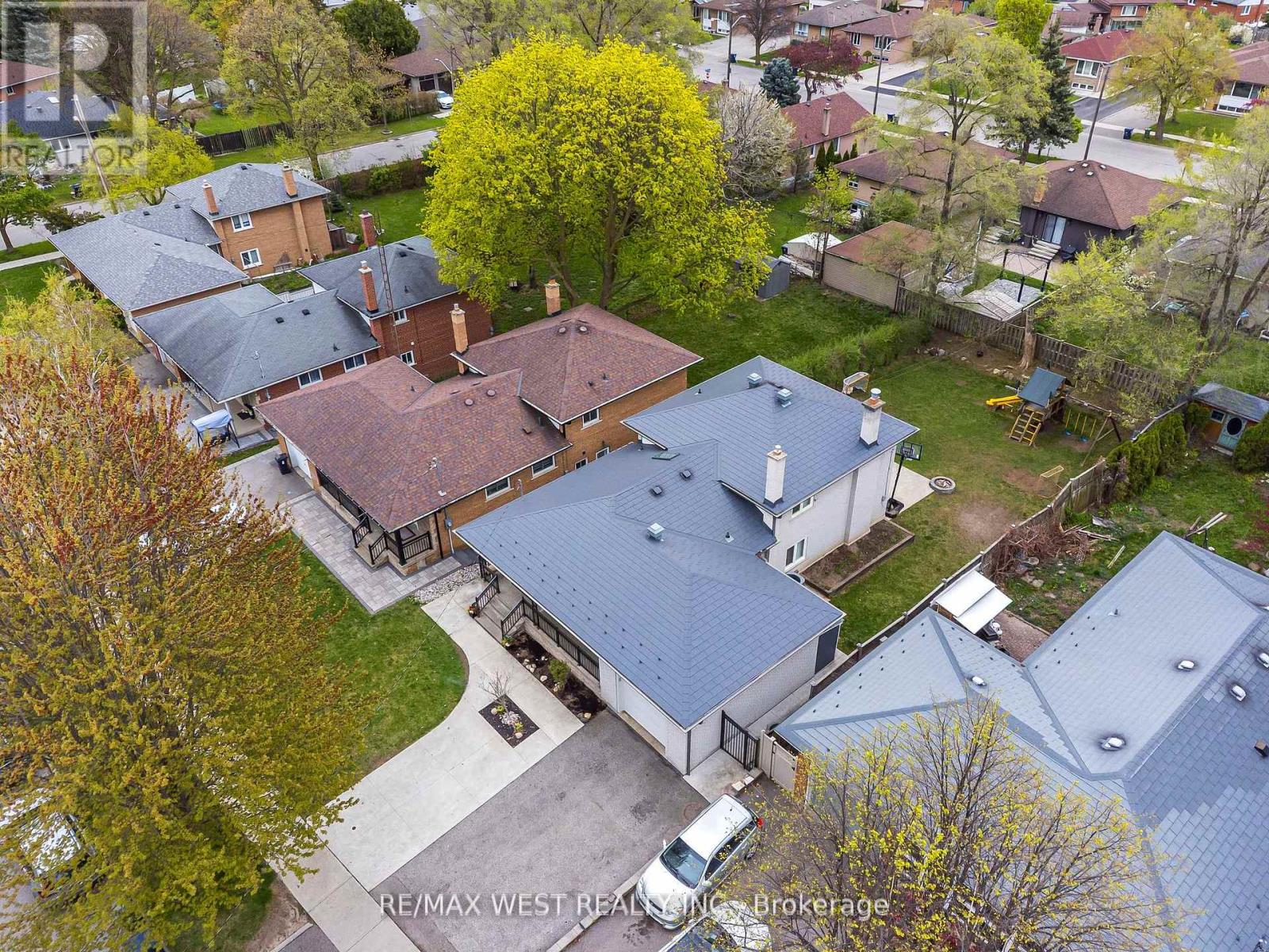 17 Forest Path Court, Toronto, Ontario  M9V 1L4 - Photo 3 - W12210353