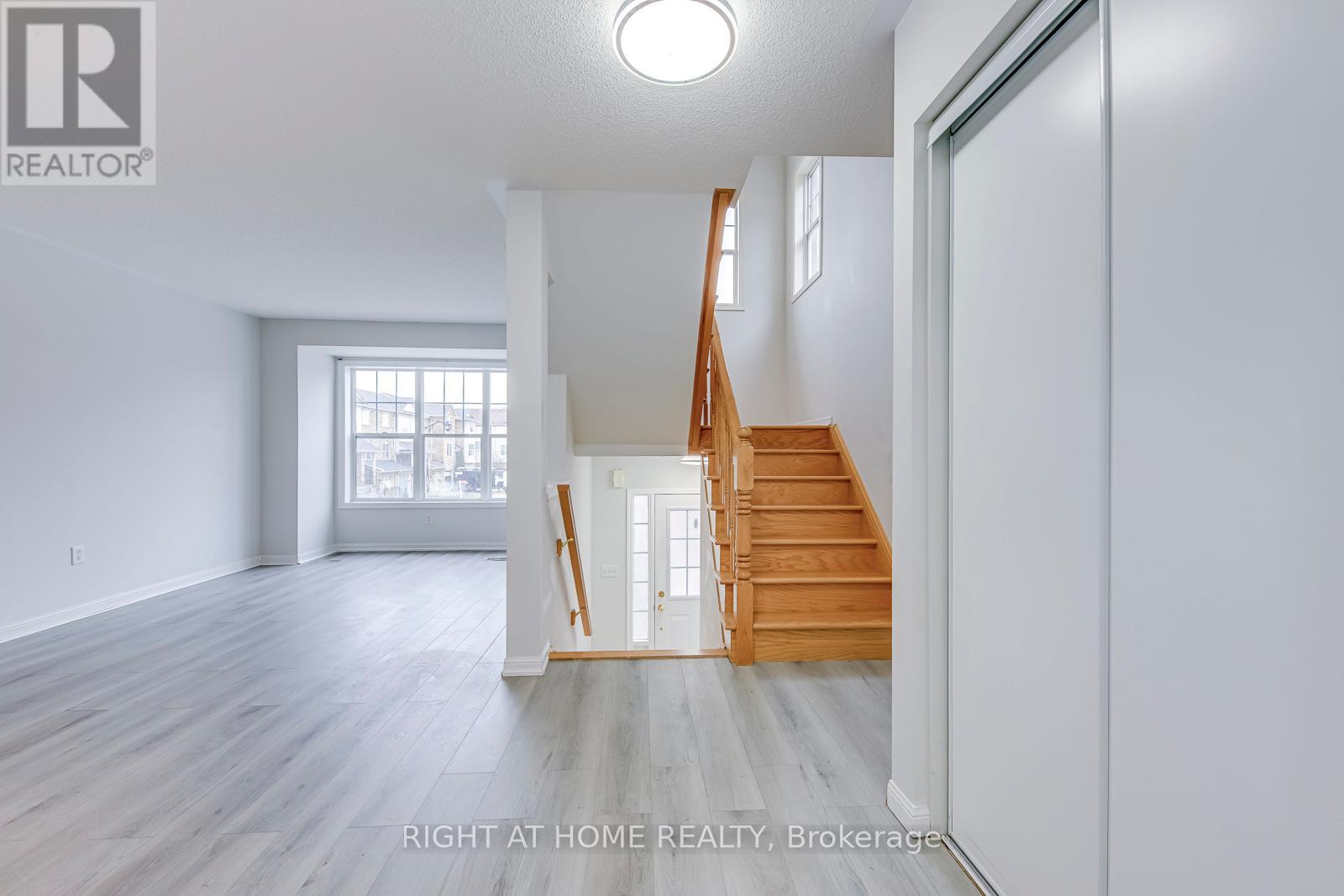 2872 Garnethill Way, Oakville, Ontario  L6M 5E8 - Photo 4 - W12210355