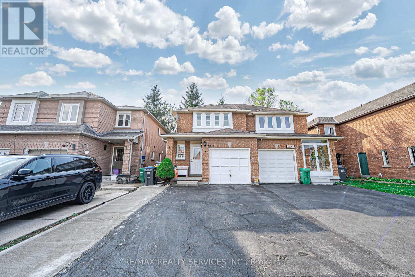 3841 Densbury Drive, Mississauga, Ontario  L5N 6Z3 - Photo 2 - W12210371