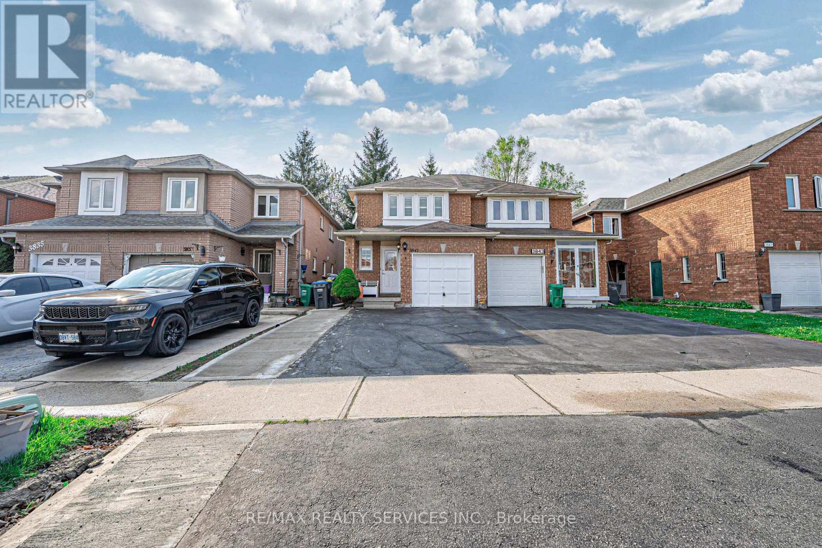 3841 Densbury Drive, Mississauga, Ontario  L5N 6Z3 - Photo 3 - W12210371