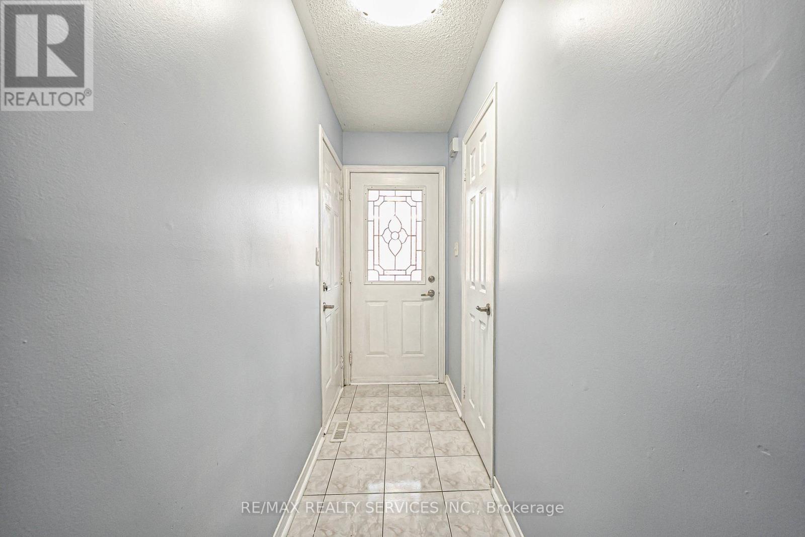 3841 Densbury Drive, Mississauga, Ontario  L5N 6Z3 - Photo 4 - W12210371