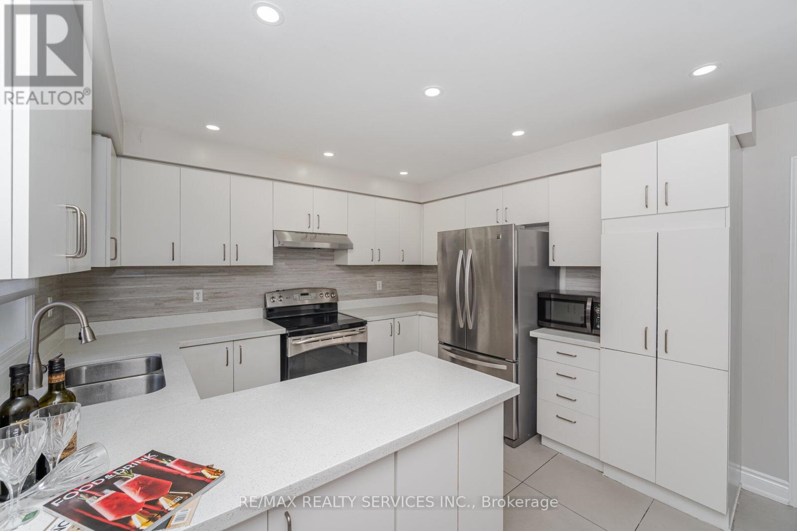 30 Sams Crescent, Brampton (Fletcher's Meadow), Ontario  L7A 3R7 - Photo 10 - W12210375
