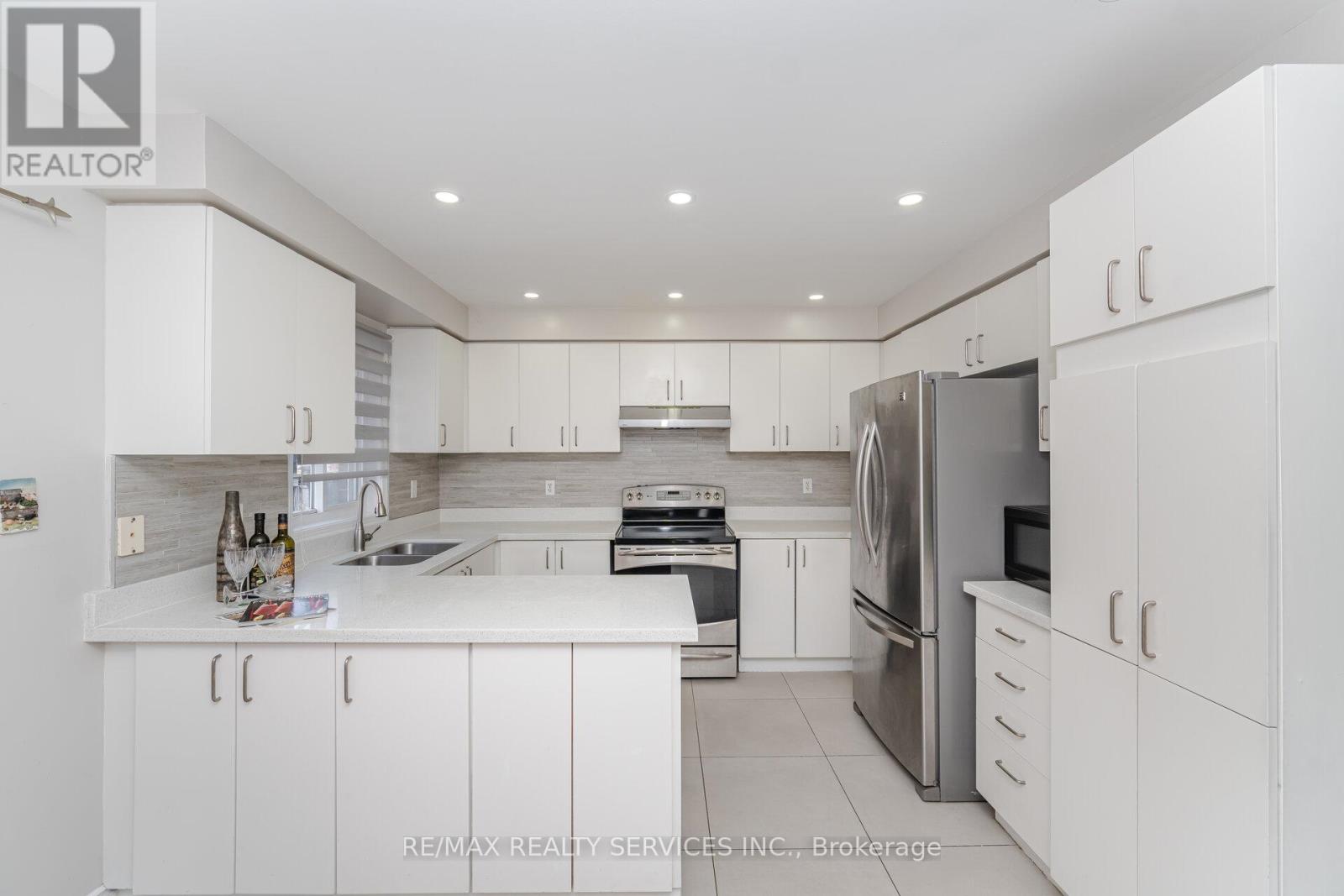 30 Sams Crescent, Brampton (Fletcher's Meadow), Ontario  L7A 3R7 - Photo 11 - W12210375