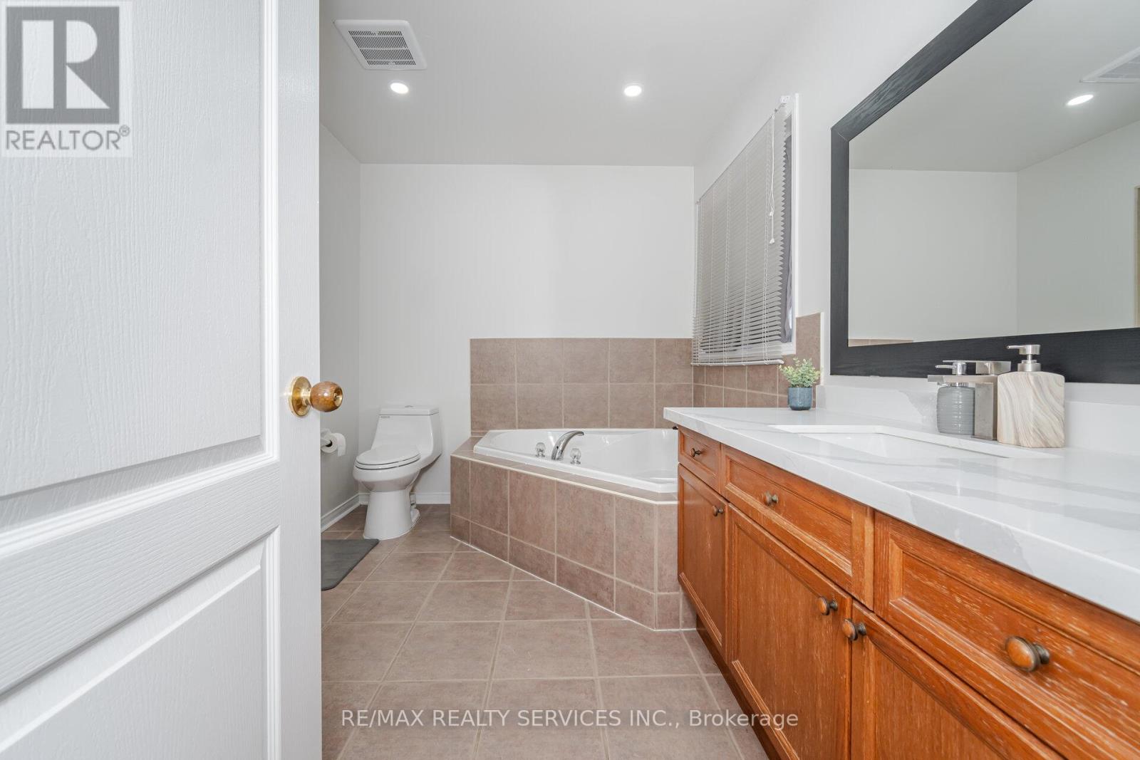 30 Sams Crescent, Brampton (Fletcher's Meadow), Ontario  L7A 3R7 - Photo 26 - W12210375