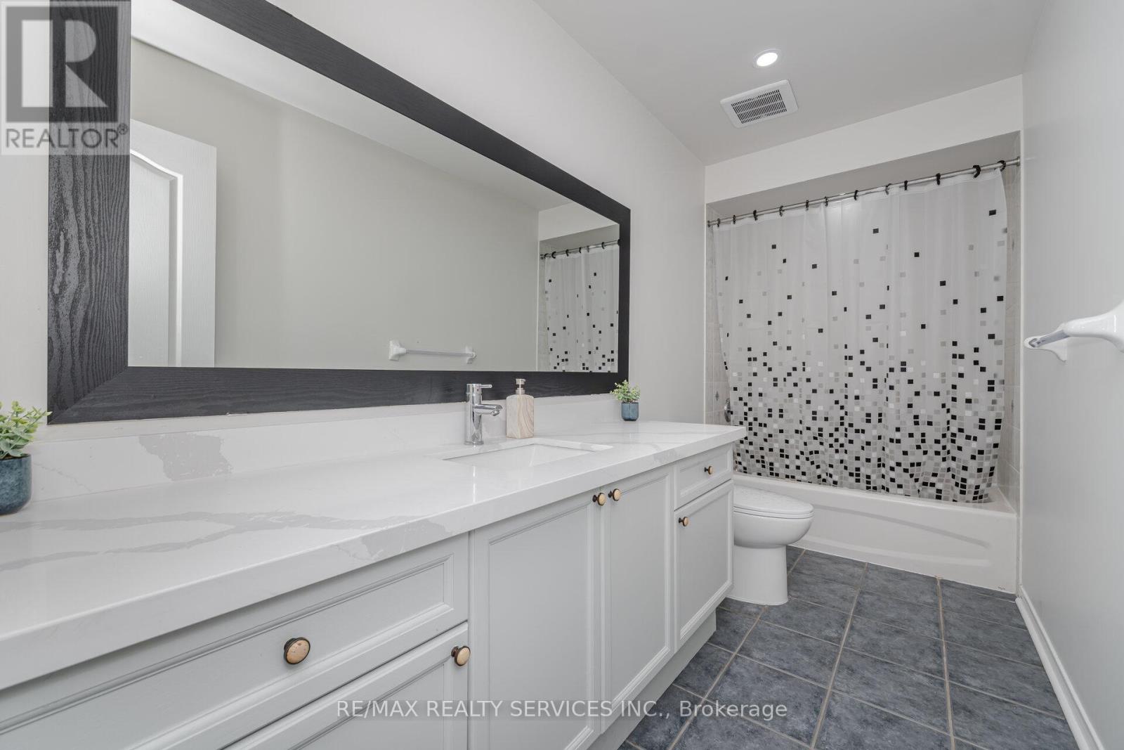 30 Sams Crescent, Brampton (Fletcher's Meadow), Ontario  L7A 3R7 - Photo 36 - W12210375