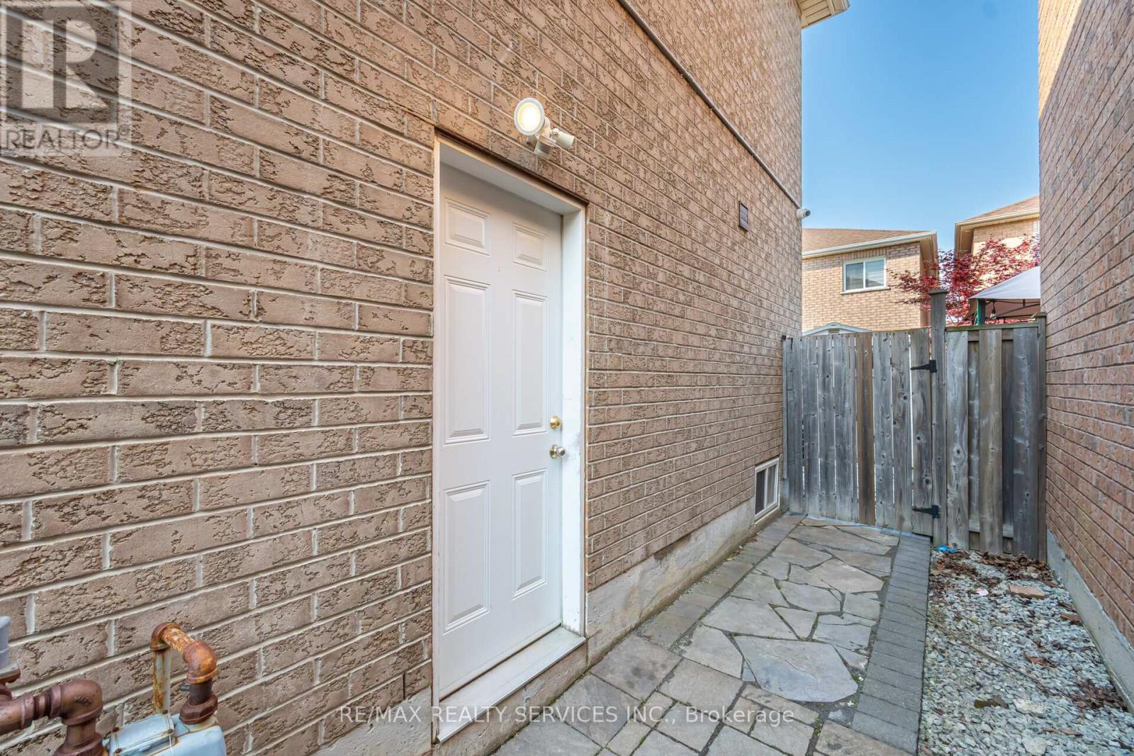 30 Sams Crescent, Brampton (Fletcher's Meadow), Ontario  L7A 3R7 - Photo 37 - W12210375