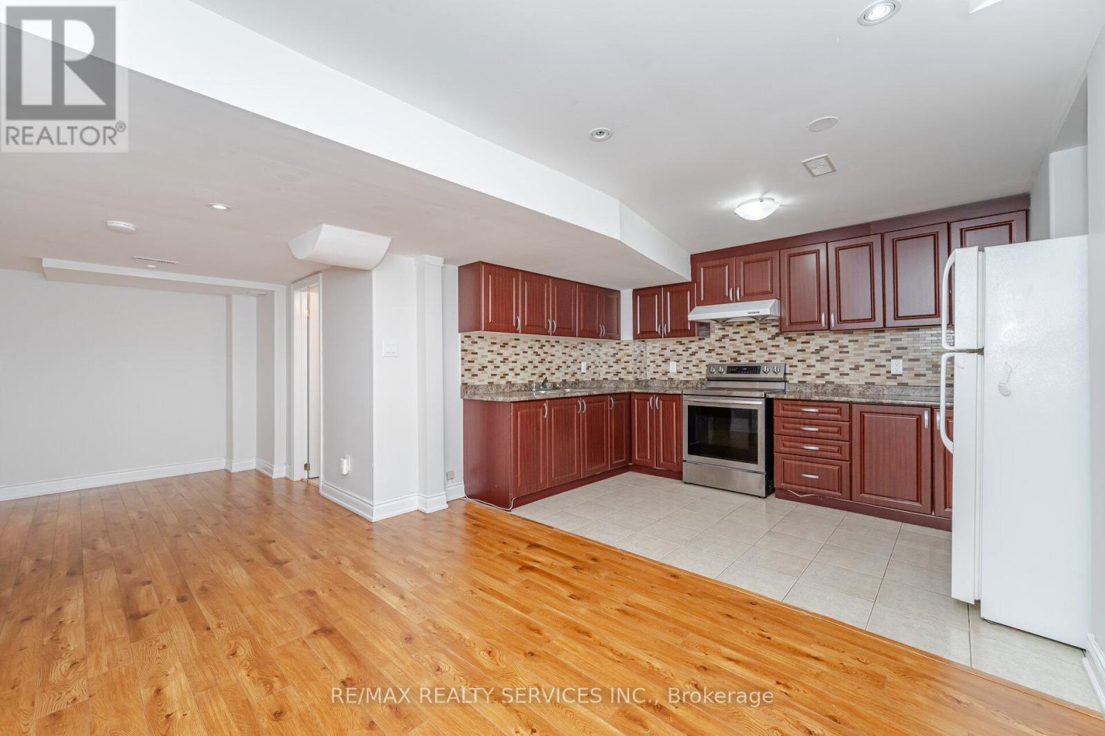 30 Sams Crescent, Brampton (Fletcher's Meadow), Ontario  L7A 3R7 - Photo 40 - W12210375