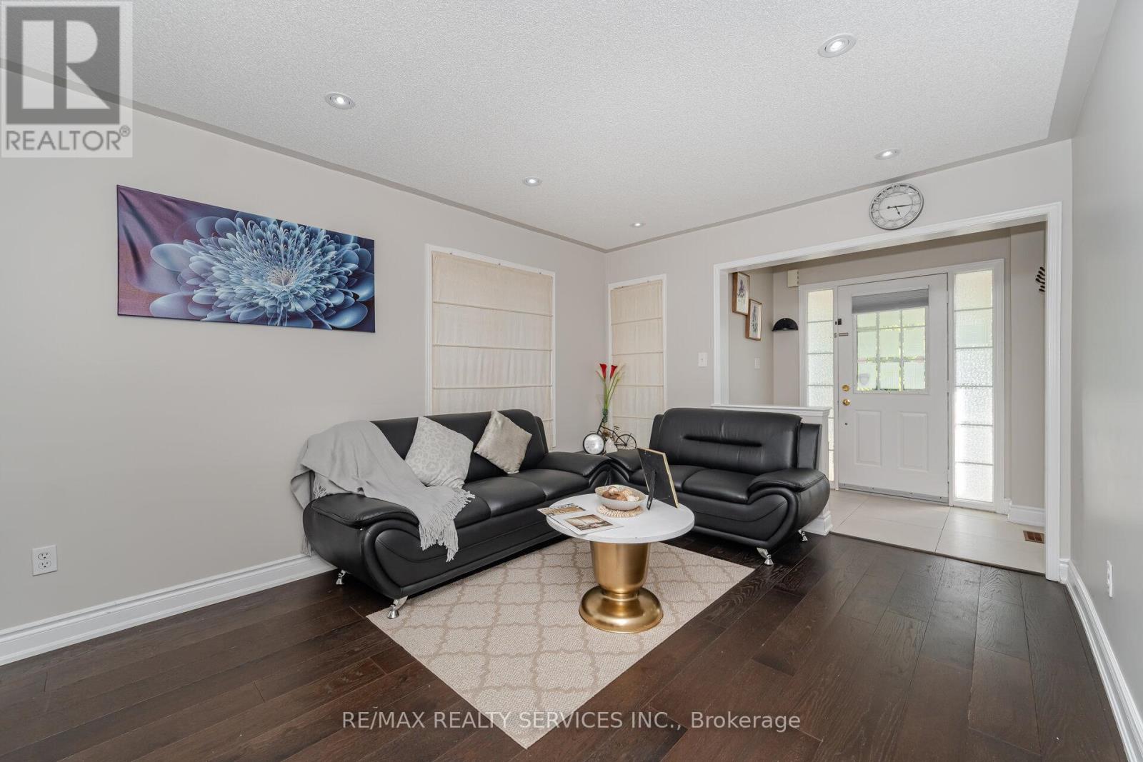 30 Sams Crescent, Brampton (Fletcher's Meadow), Ontario  L7A 3R7 - Photo 7 - W12210375