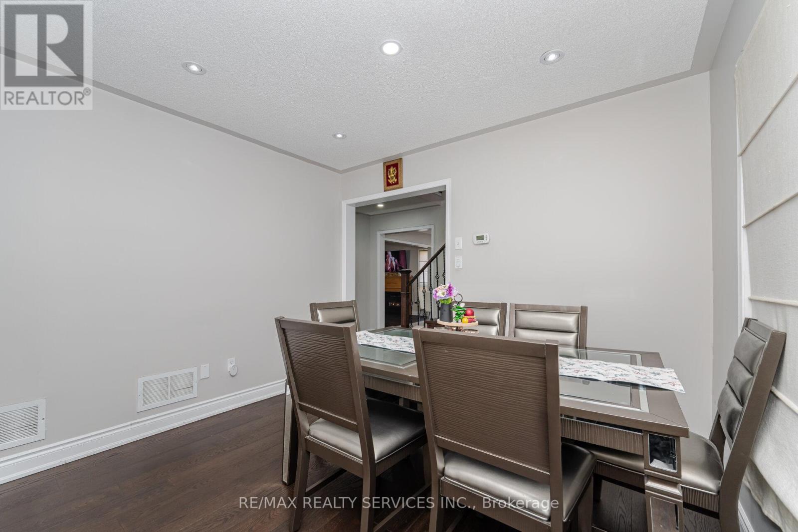 30 Sams Crescent, Brampton (Fletcher's Meadow), Ontario  L7A 3R7 - Photo 8 - W12210375