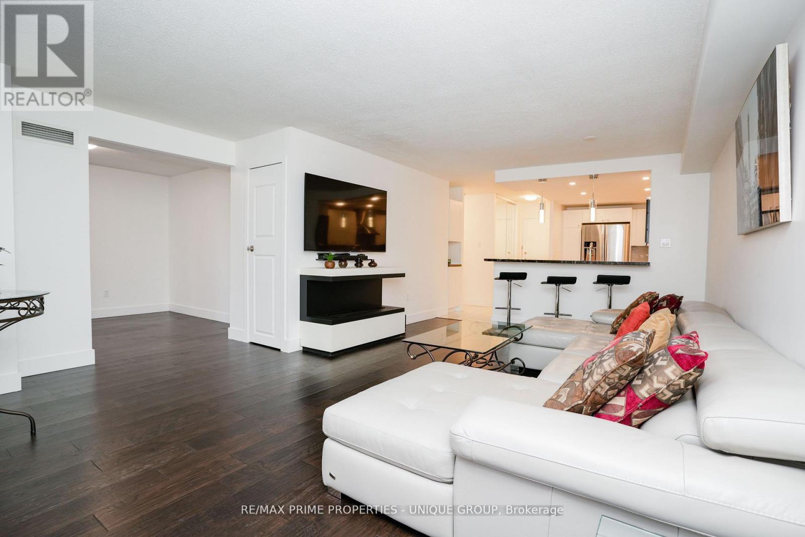 706 - 300 Webb Drive, Mississauga, Ontario  L5B 3W3 - Photo 10 - W12210381