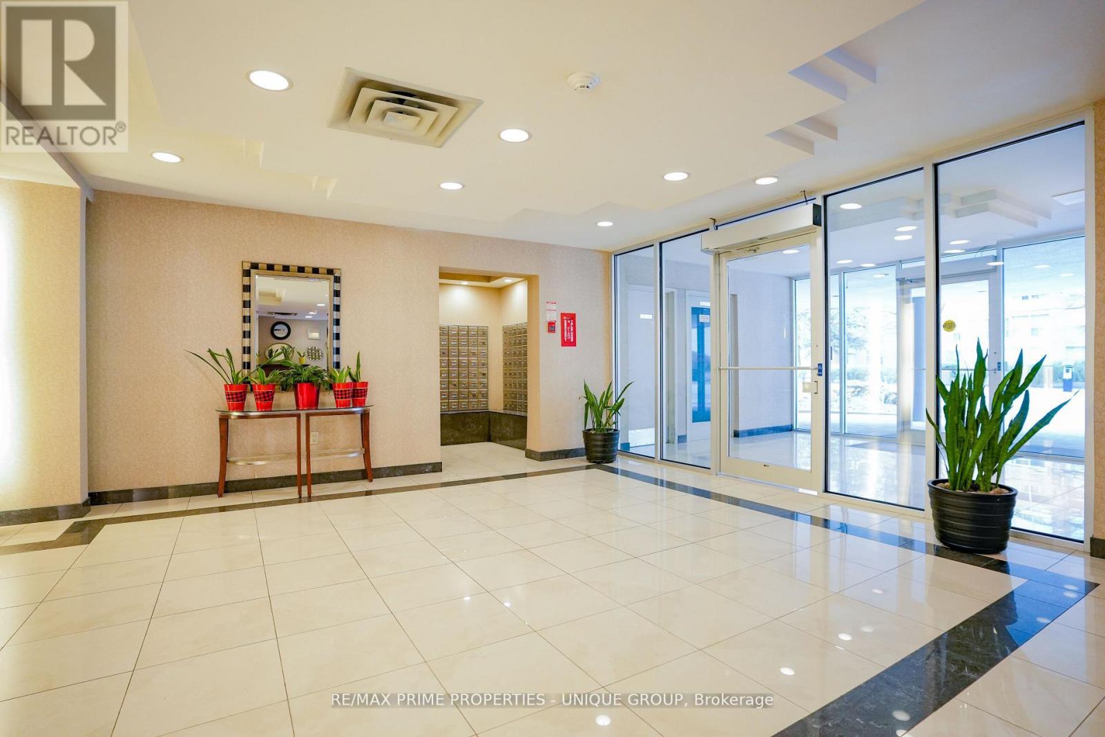 706 - 300 Webb Drive, Mississauga, Ontario  L5B 3W3 - Photo 3 - W12210381