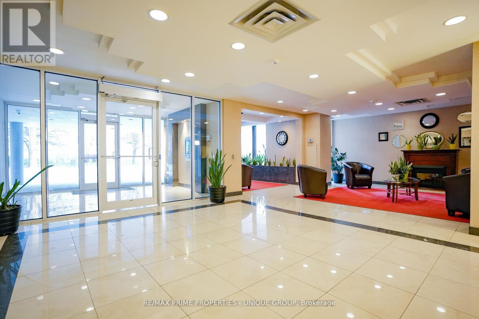 706 - 300 Webb Drive, Mississauga, Ontario  L5B 3W3 - Photo 4 - W12210381