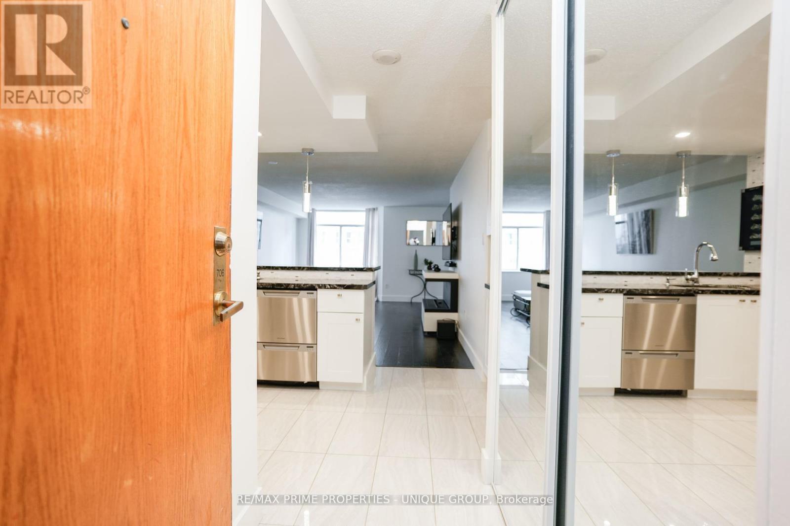 706 - 300 Webb Drive, Mississauga, Ontario  L5B 3W3 - Photo 7 - W12210381