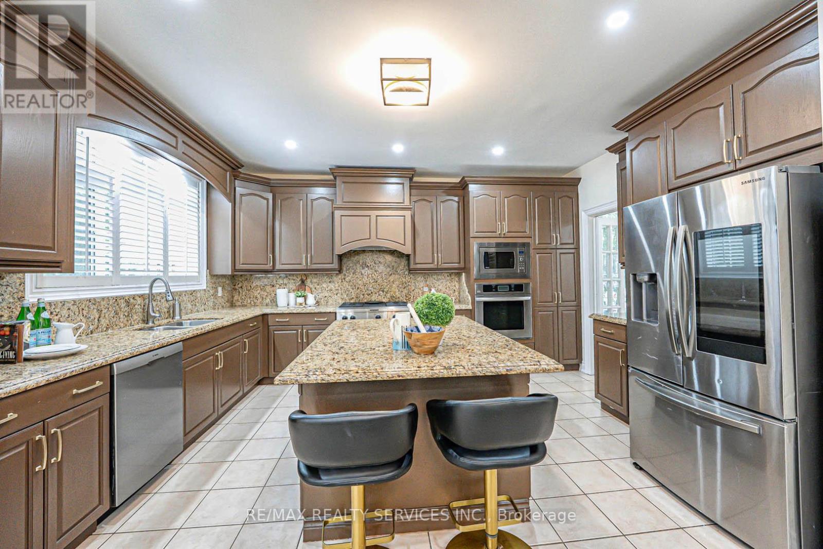 63 Links Lane, Brampton, Ontario  L6Y 5H2 - Photo 11 - W12210410