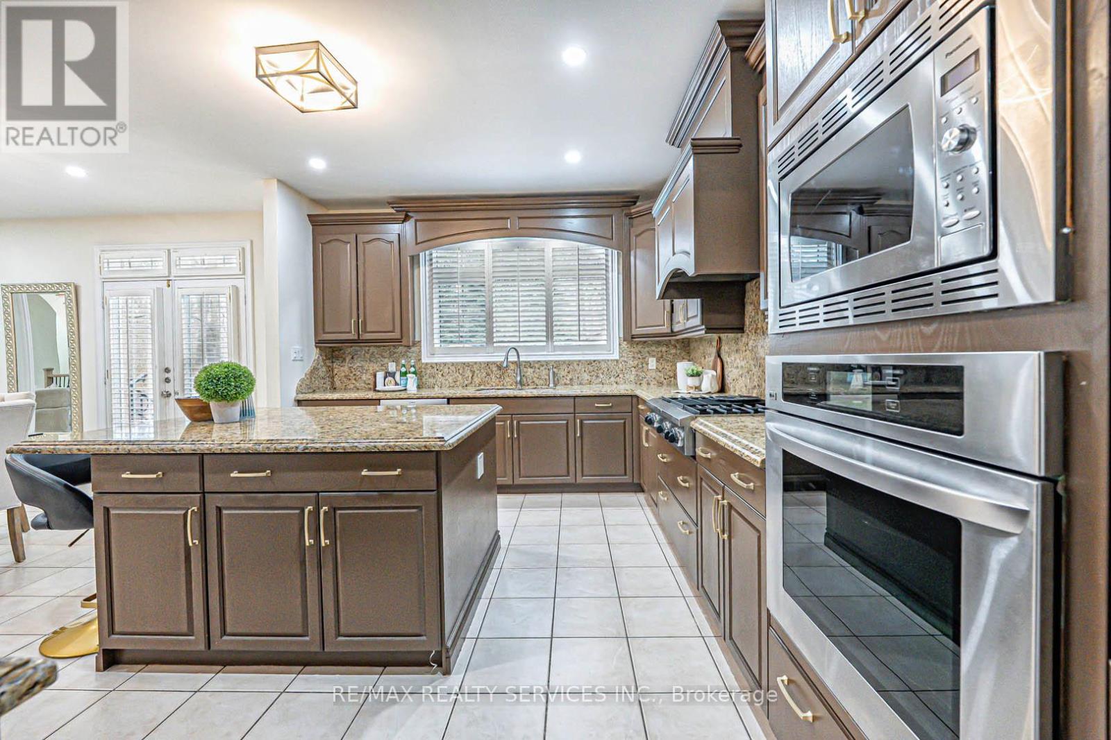 63 Links Lane, Brampton, Ontario  L6Y 5H2 - Photo 12 - W12210410