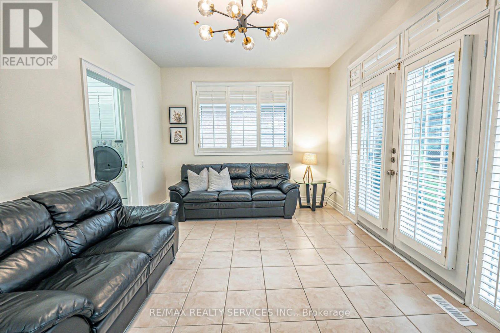 63 Links Lane, Brampton, Ontario  L6Y 5H2 - Photo 18 - W12210410