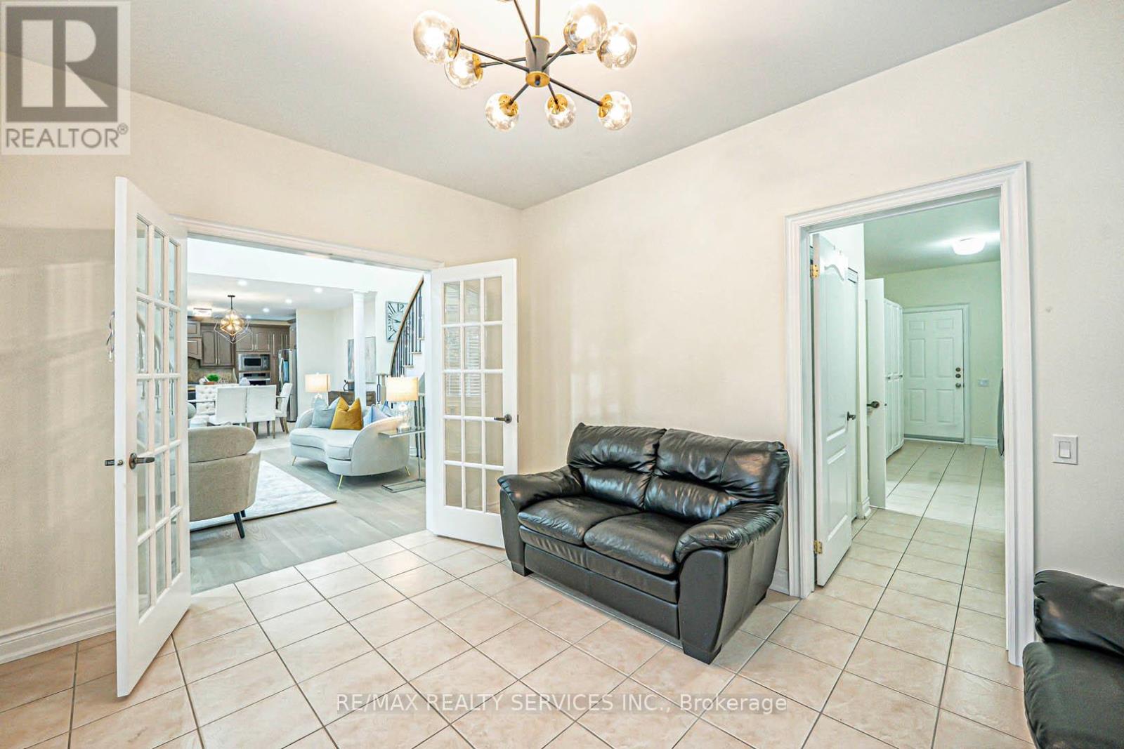 63 Links Lane, Brampton, Ontario  L6Y 5H2 - Photo 19 - W12210410