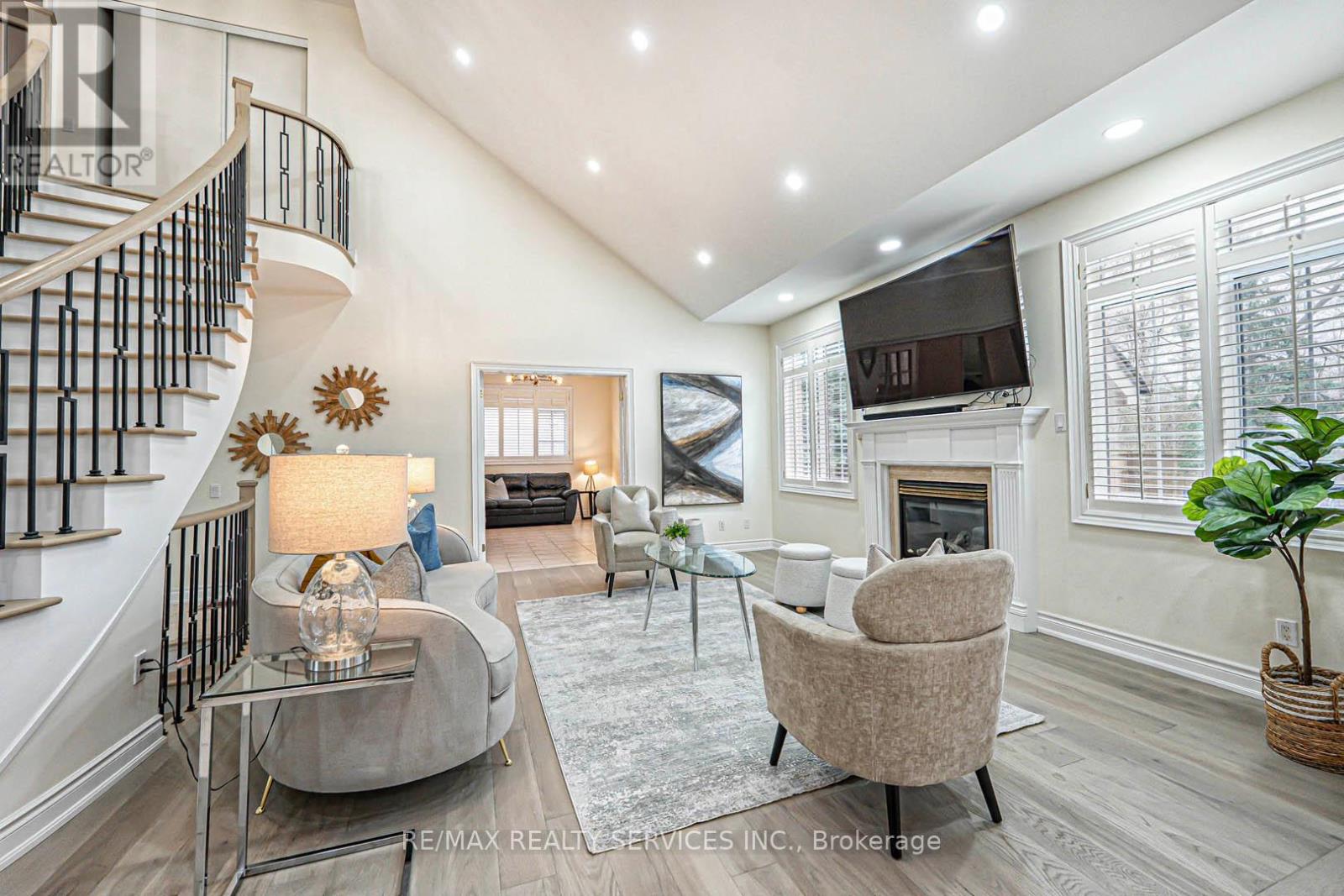 63 Links Lane, Brampton, Ontario  L6Y 5H2 - Photo 6 - W12210410