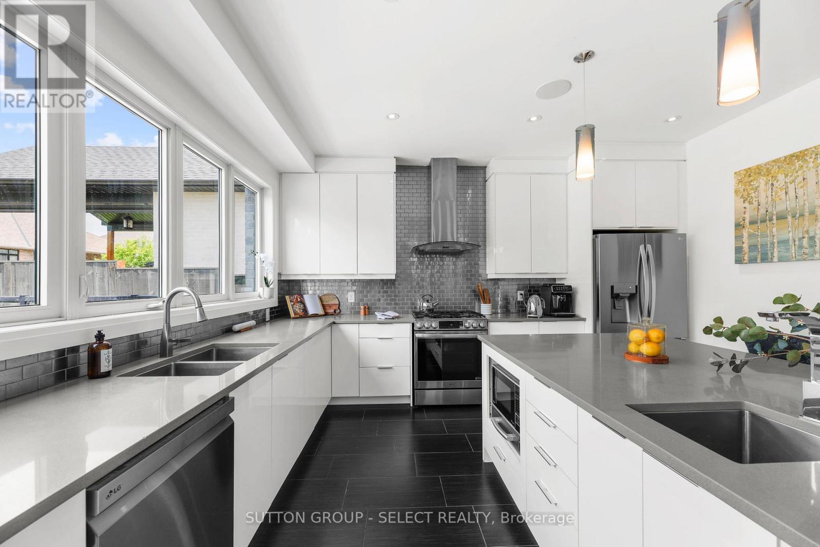 710 Hickoryridge Common S, London North (North R), Ontario  N6G 0M8 - Photo 11 - X12210462