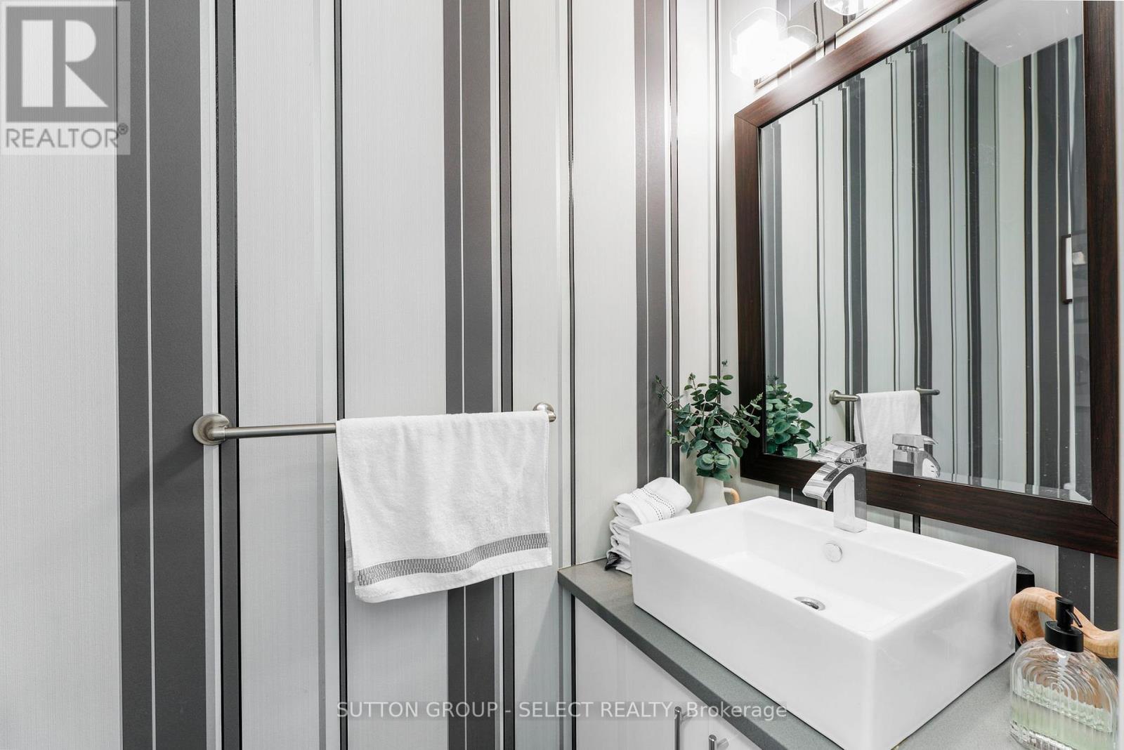 710 Hickoryridge Common S, London North (North R), Ontario  N6G 0M8 - Photo 18 - X12210462