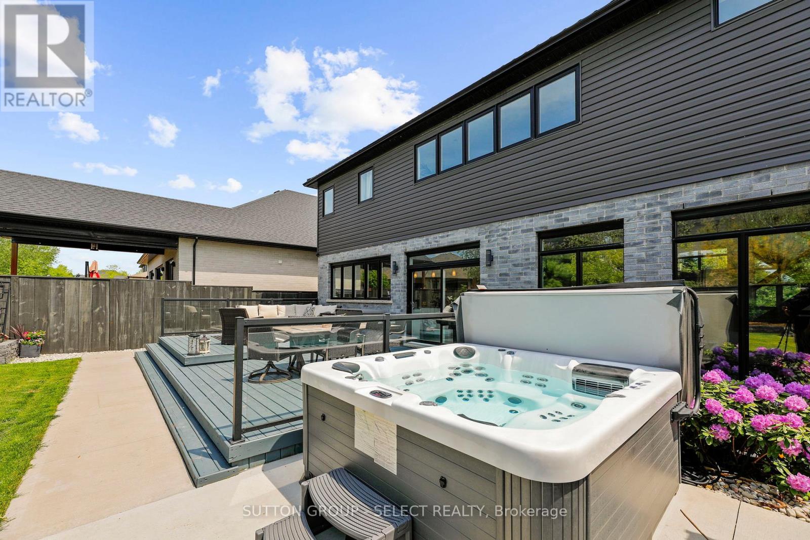 710 Hickoryridge Common S, London North (North R), Ontario  N6G 0M8 - Photo 45 - X12210462