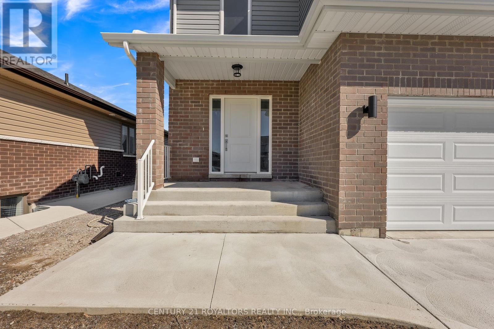 98 Warwick Drive, Chatham-Kent, Ontario  N7M 0T9 - Photo 2 - X12210293