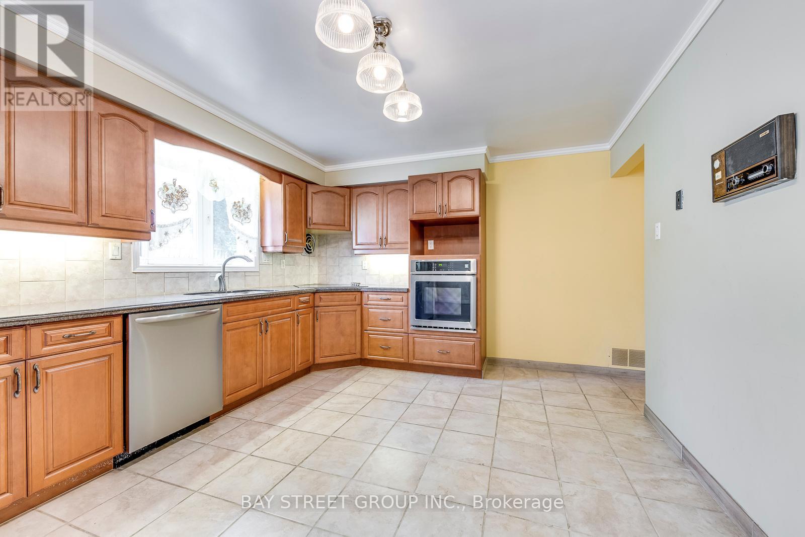 55 Milano Court, Hamilton, Ontario  L9C 6W9 - Photo 12 - X12210361