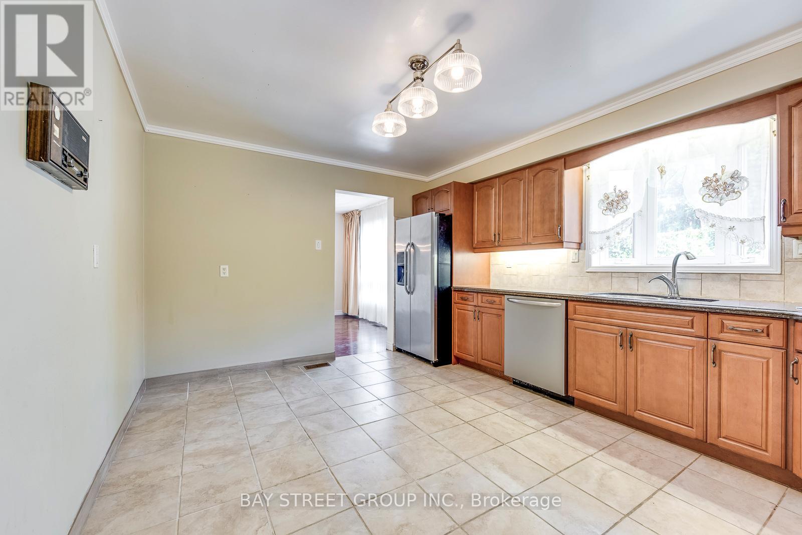 55 Milano Court, Hamilton, Ontario  L9C 6W9 - Photo 13 - X12210361