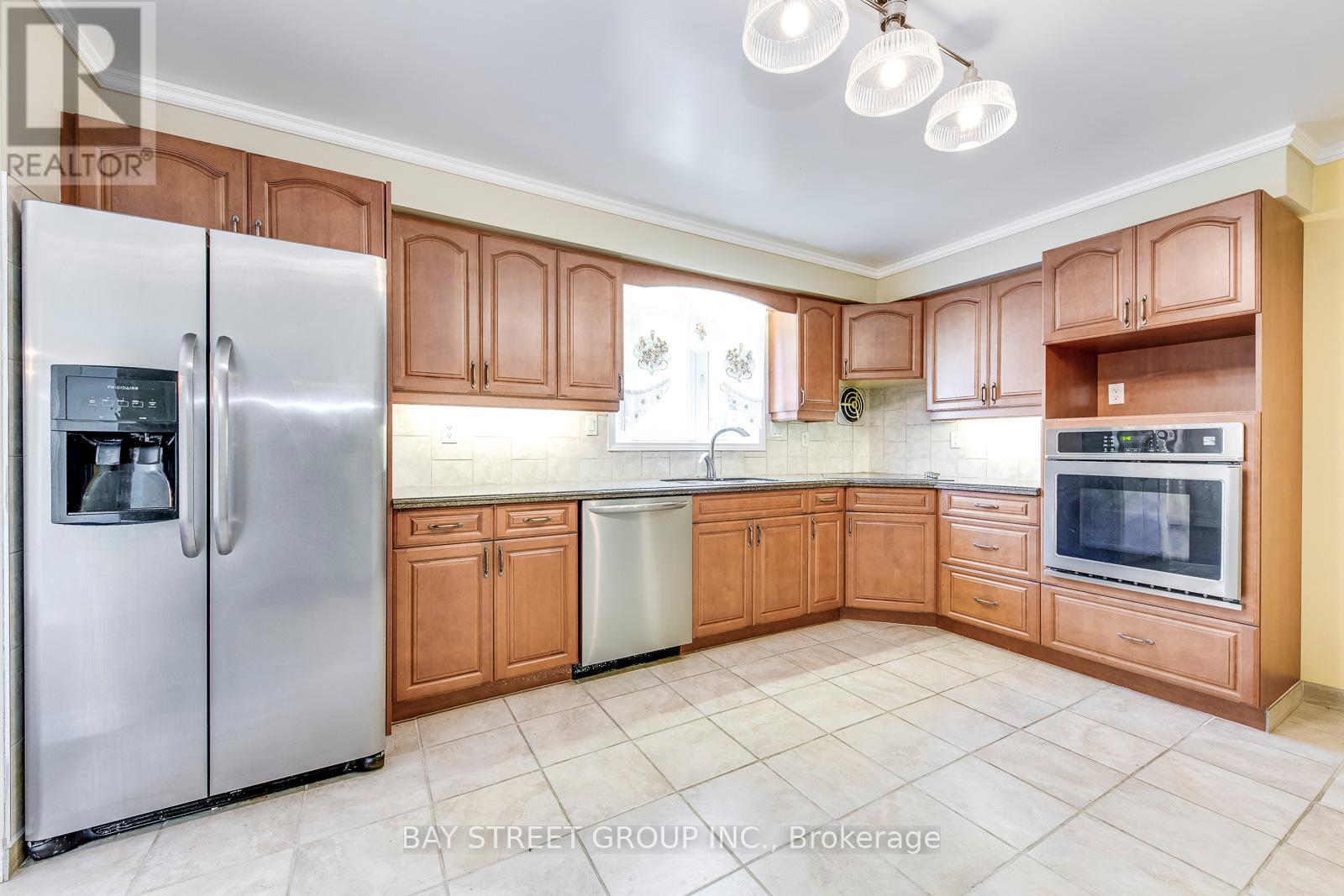 55 Milano Court, Hamilton, Ontario  L9C 6W9 - Photo 15 - X12210361
