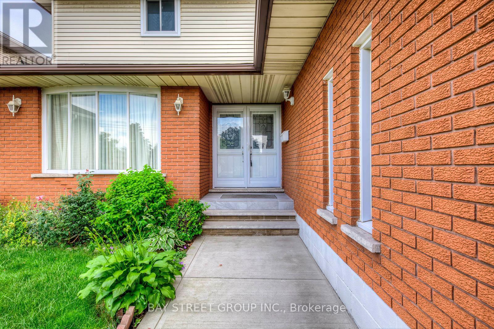 55 Milano Court, Hamilton, Ontario  L9C 6W9 - Photo 3 - X12210361