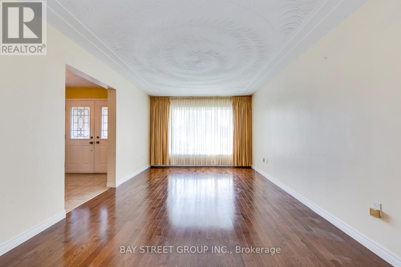 55 Milano Court, Hamilton, Ontario  L9C 6W9 - Photo 5 - X12210361