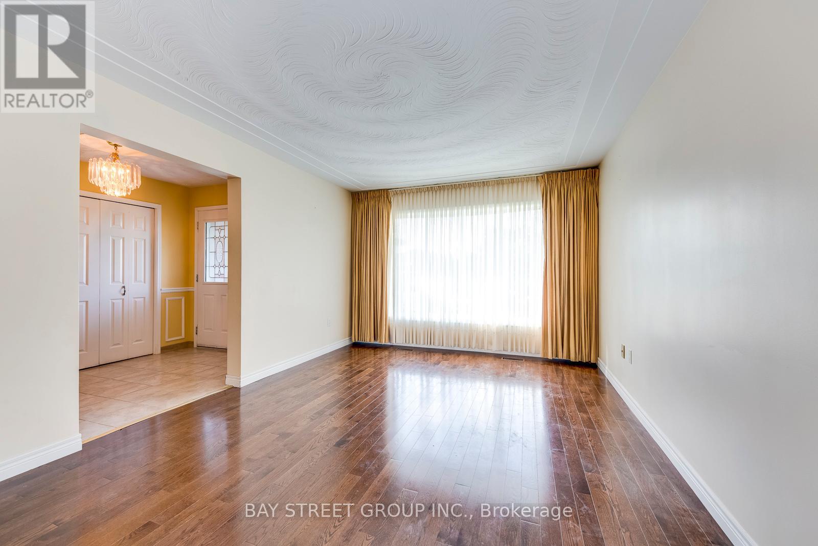 55 Milano Court, Hamilton, Ontario  L9C 6W9 - Photo 6 - X12210361