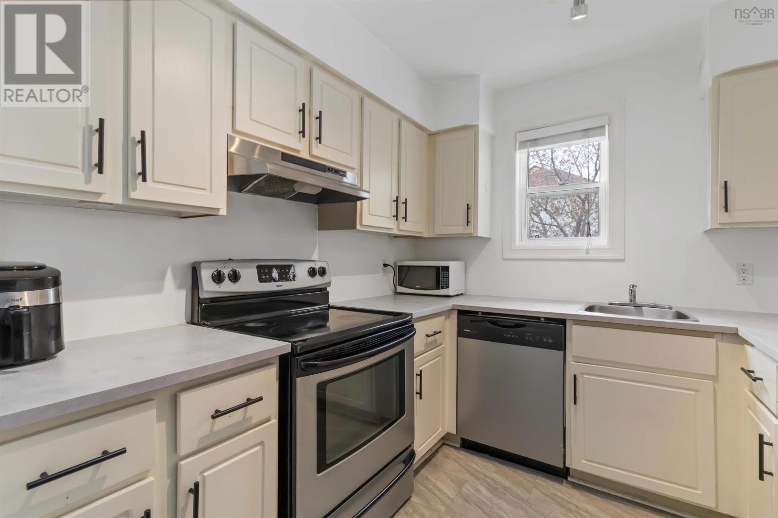 Property at 204 182 Farnham Gate Road image 2