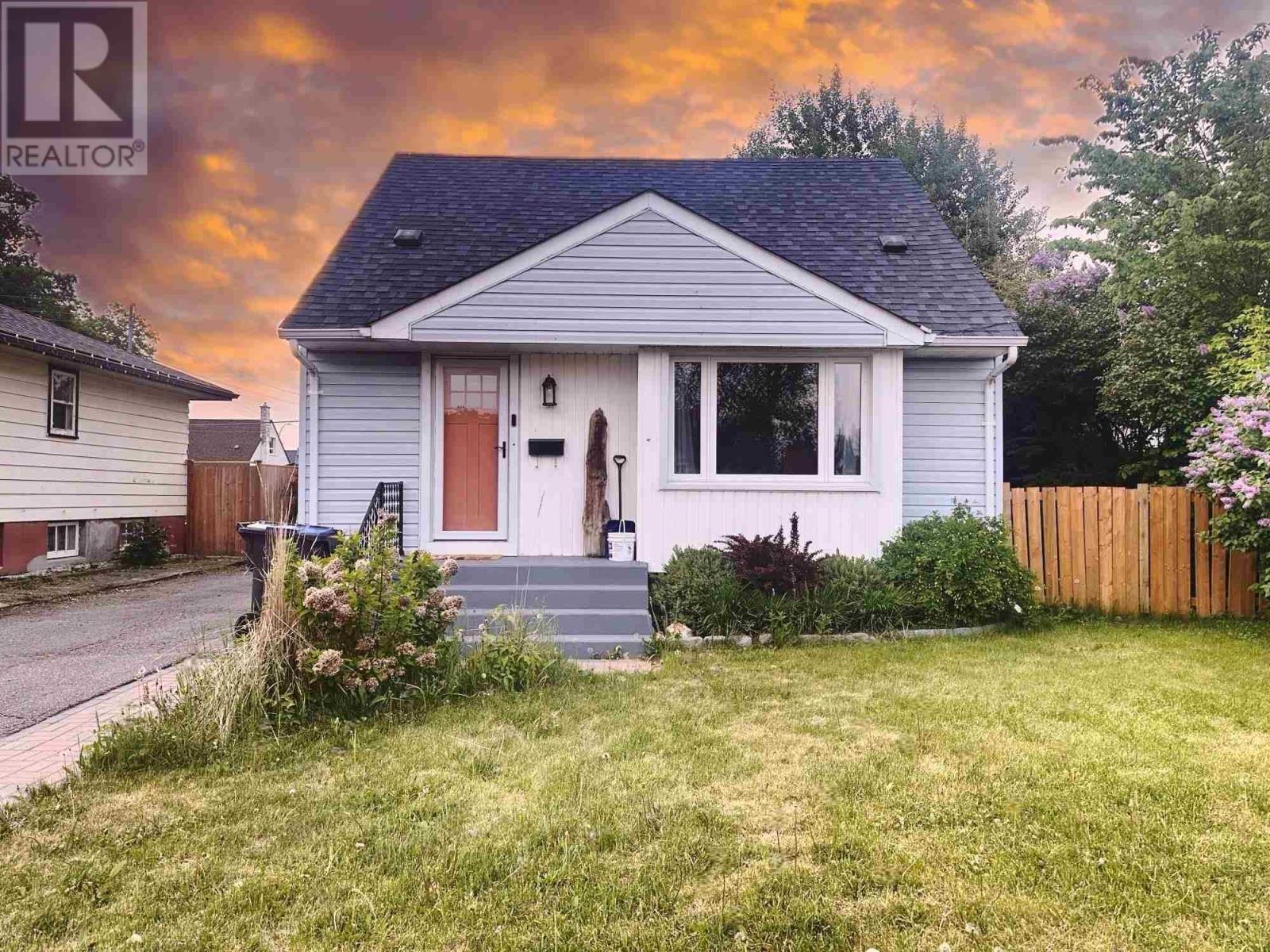 2227 McGregor AVE, thunder bay, Ontario