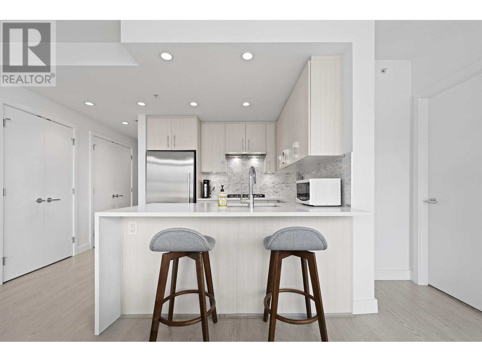 404 518 Whiting Way, Coquitlam, British Columbia  V3J 0H7 - Photo 3 - R3013667