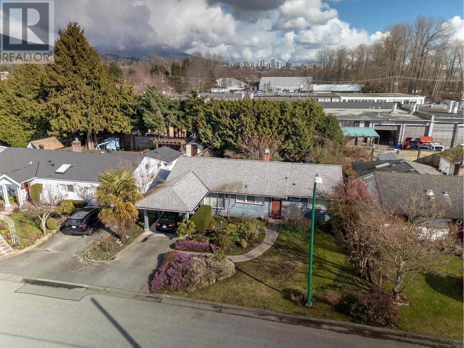 1202 PINEWOOD CRESCENT, North Vancouver, British Columbia