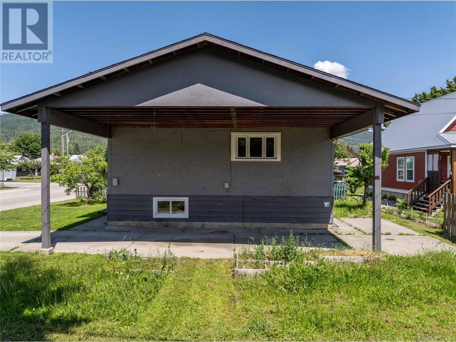 1002 Victoria Road, Revelstoke, British Columbia  V0E 2S0 - Photo 3 - 10351550